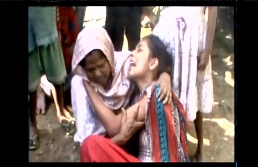 पिता के शहीद होने की खबर सुनकर रोती बीएसएफ जवान जितेंद्र सिंह की बेटी। (Photo: ANI)