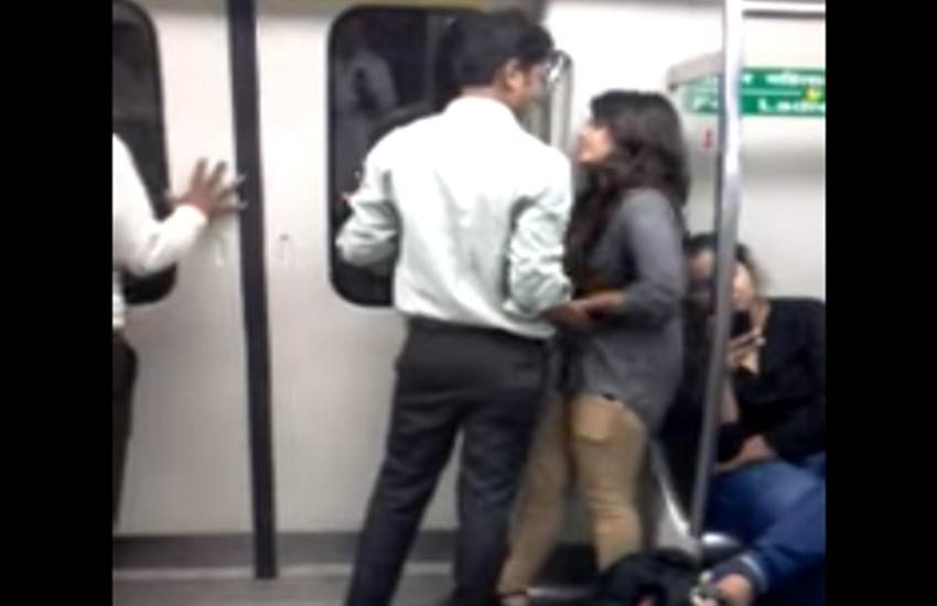 दिल्ली मेट्रो में रोमांस करते कपल का वीडियो आया सामने। (Photo Source: Youtube)