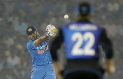 एमएस धोनी ने मोहाली वनडे में तोड़ा सचिन तेंदुलकर का रिकॉर्ड, नौ हजार रन भी किेए पूरे