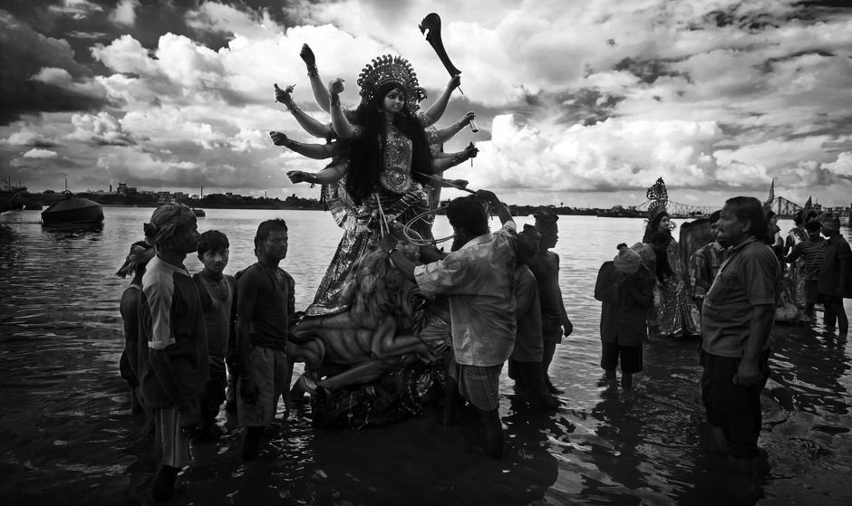 दुर्गा मूर्ति विसर्जन के दौरान साम्प्रदायिक तनाव, BJP समर्थकों ने दिया धरना, 17 गिरफ्तार दुर्गा मूर्ति विसर्जन के दौरान साम्प्रदायिक तनाव, BJP समर्थकों ने दिया धरना, 17 गिरफ्तार