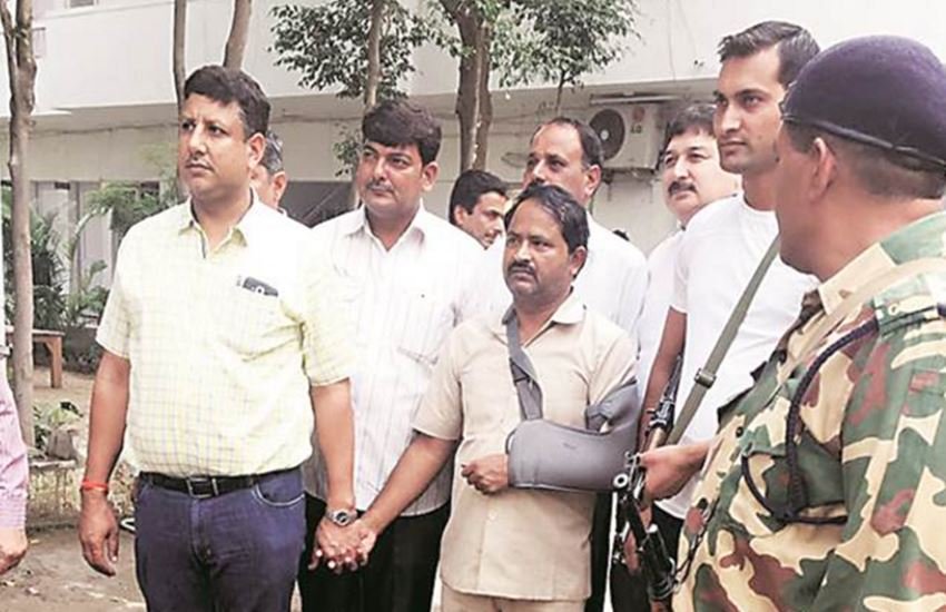 Farhat, Munavvar Saleem, Pakistan High Commission staffers