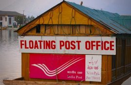 जम्मू-कश्मीर की डल झील में स्थित तैरता डाकघर। (फाइल फोटो)