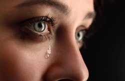 20 साल की लड़की, जिसकी आंख से आंसू की जगह निकलता है खून