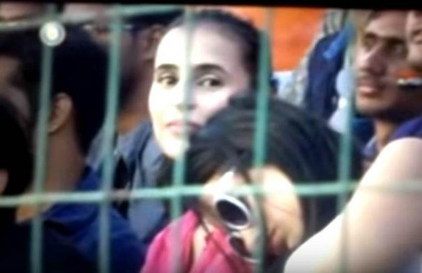 india new zealand 2nd ODI, sleeping girl, IND vs NZ delhi ODI, sleeping girl in match, ferozeshah kotla stadium, sports news, cricket news