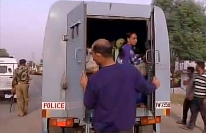 कश्मीर: बॉर्डर के गांवों को करवाया जा रहा खाली, लोगों को बुलेटप्रूफ वाहनों में भेजा रहा है सुरक्षित जगह