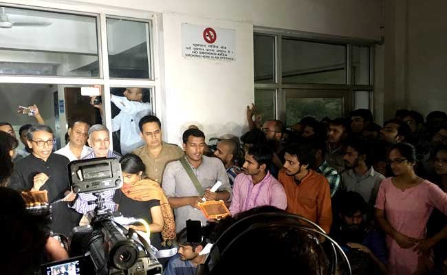 पत्रकारों से रोते बिलखते बोली मां- मुझे मेरा बेटा वापस लौटा दो