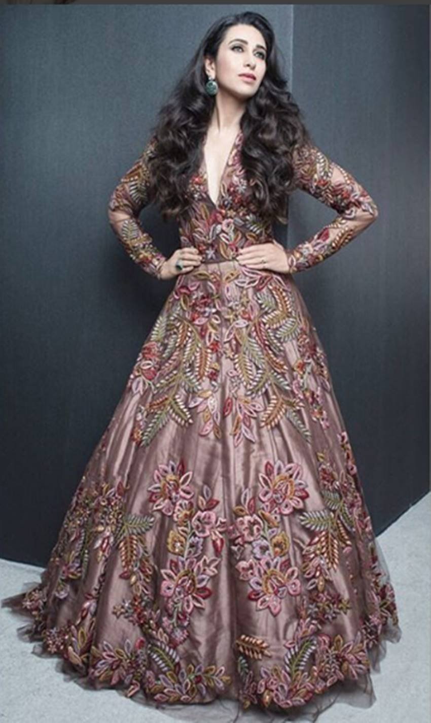 karisma kapoor, kareena kapoor, karisma kapoor photos, karisma kapoor pics, karisma kapoor on hello magazine cover, kareena kapoor khan photos, kareena kapoor baby bump, baby bump photos, kareena kapoor hot pics, kareena kapoor photos, kareena kapoor hello magazine, hello magazine cover page, hello magazine, hot actress photos, kapoor family, entertainment news, bollywood news
