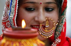 करवा चौथ के त्योहार पर कौन सा मुहूर्त है सबसे शुभ, पढ़ें कैसे करें पूजा