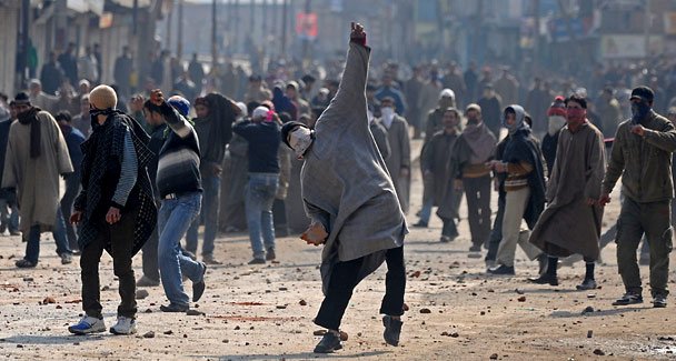 आतंकी बुरहान वानी के मारे जाने के बाद 100 दिनों से कश्मीर में नहीं है शांति