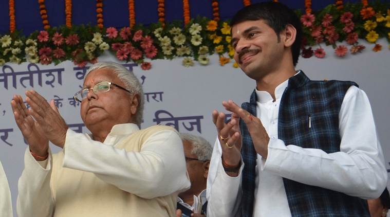 तेज प्रताप यादव और लालू प्रसाद यादव।