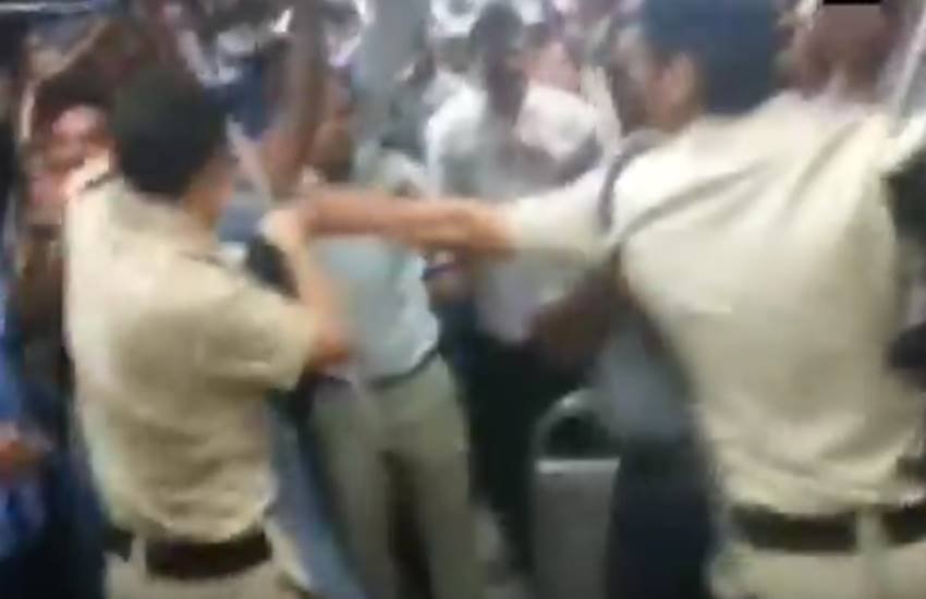 ज्यादा भीड़ के चलते यात्रियों में सीट को लेकर विवाद हो गया था ज्यादा भीड़ के चलते यात्रियों में सीट को लेकर विवाद हो गया था