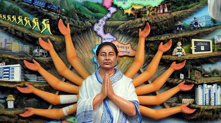 बंगाल की पूजा पर चढ़ा सियासी चापलूसी का रंग