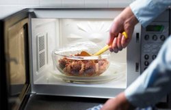 छोटा सा माइक्रोवेव कर सकता है ढेर सारे काम, खरीदने से पहले जान लें ये खूबियां