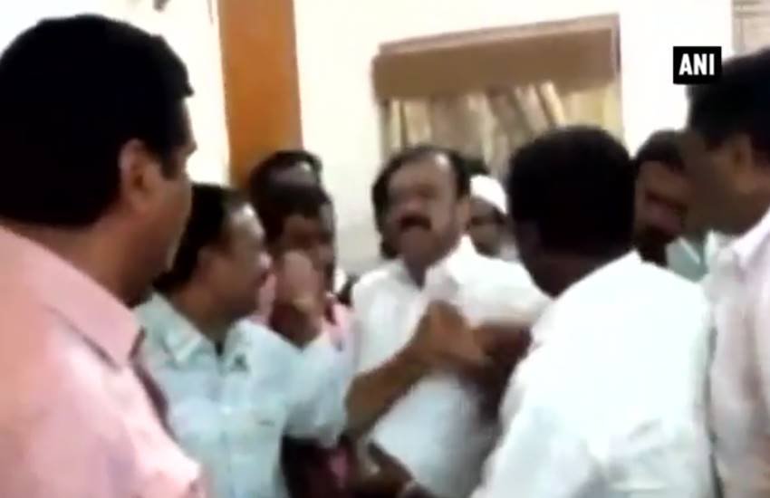 MLA ने इंजीनियर को दफ्तर से बाहर घसीटने की कोशिश की