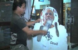 Video: पाकिस्तानी रेस्टोरेंट में लगी PM मोदी की फोटो,जूता मारने वाले को मिलता है फ्री कोल्ड ड्रिंक