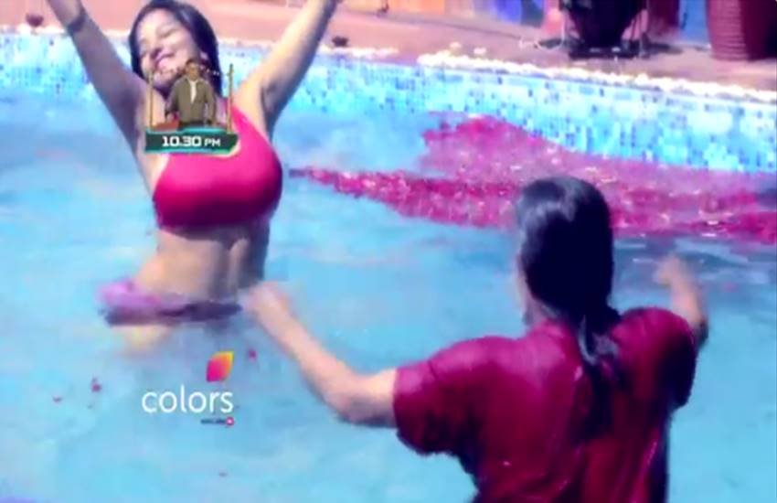 बिग बॉस 10: सेलेब कंटेस्टेंट मोना के साथ पूल में नहाते दिखे स्वामी ओम, कहा: मेरी बेटी जैसी है मोना बिग बॉस 10: सेलेब कंटेस्टेंट मोना के साथ पूल में नहाते दिखे स्वामी ओम, कहा: मेरी बेटी जैसी है मोना