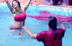 बिग बॉस 10: सेलेब कंटेस्टेंट मोना के साथ पूल में नहाते दिखे स्वामी ओम, कहा: मेरी बेटी जैसी है मोना