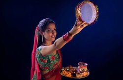 करवा चौथ 2016: शाम की पूजा की तैयारी से पहले पढ़ लें कहां कब निकलेगा चांद