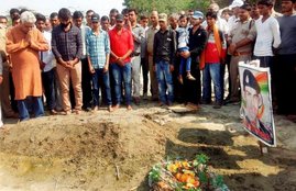 मंगलवार को इटावा में बीएसएफ के शहीद जवान के घर पहुंचे अभिनेता ओम पुरी। (पीटीआई फोटो)