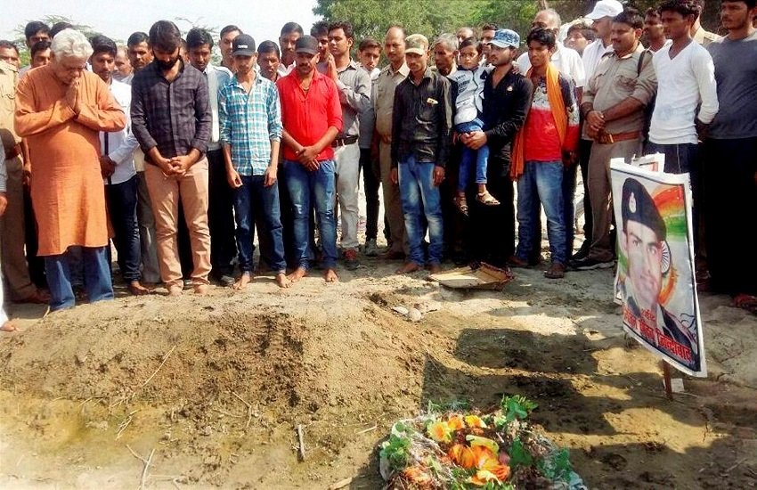 मंगलवार को इटावा में बीएसएफ के शहीद जवान के घर पहुंचे अभिनेता ओम पुरी। (पीटीआई फोटो)