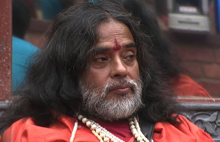 bigg boss 10 swami om, swami om urinates in the kitchen, pees in kitchen, swami om crosses limits, swami om luxury budget task, swami om manveer, swami om antics, swami om urinates in kitchen, bigg boss 10 news, bigg boss 10 updates, television news, television updates, entertainment news in hindi, bollywood news in hindi