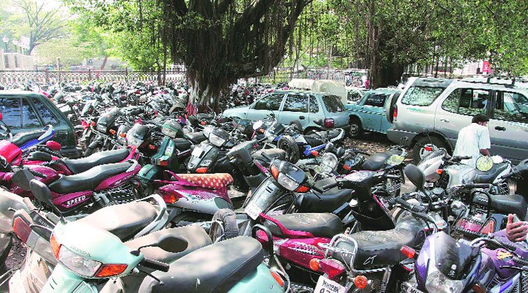 भाजपा के इशारे पर लोगों को लूट रहे पार्किंग माफिया