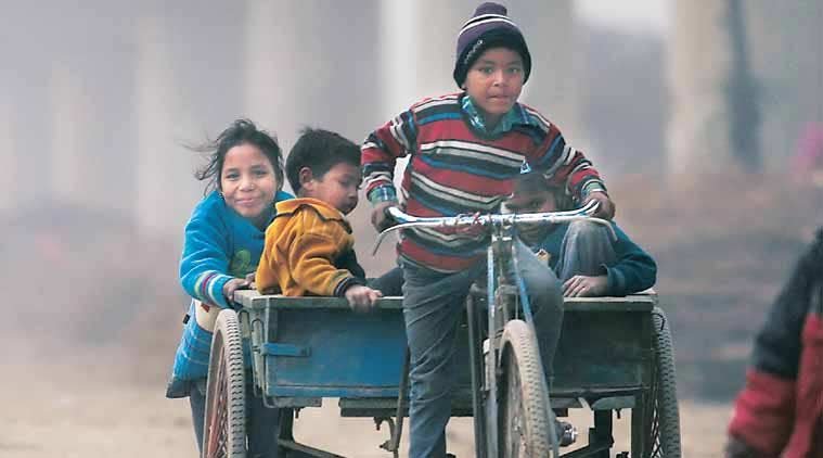 रिक्शा चलाते गरीब बच्चें।