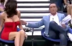 VIDEO: लाइव शो के दौरान होस्‍ट ने खींच लिया टीवी स्‍टार का टॉप और…