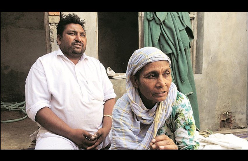 अपने बेटे के साथ 65 साल की पीड़िता मोहिंदर कौर। 