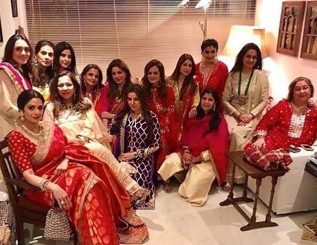 इस तस्वीर में आपको कपूर फैमिली की महिलाए दिखेंगी।