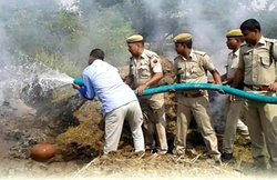 पुलिस ने जलती चिता पर डलवाया पानी और पोस्टमार्टम के लिए ले गए अधजला शव, बेटे पर है मर्डर का शक