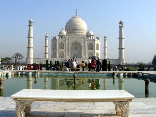 फीकी पड़ने लगी ताजमहल की रंगत, कूड़ा जलाने से होने लगा बदरंग