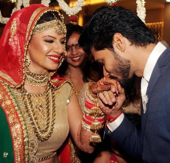 संभावना सेठ भी नई दुल्हन हैं। 14 जुलाई 2016 को उन्होंने अपने बॉयफ्रेंड अविनाश द्विवेदी से शादी की। संभावना इस साल पहला करवा चौथ मना रही हैं।