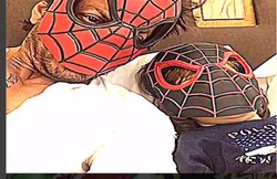 लिस्बन की सड़कों पर इस तरह शाहरुख और अबराम ने की मस्ती