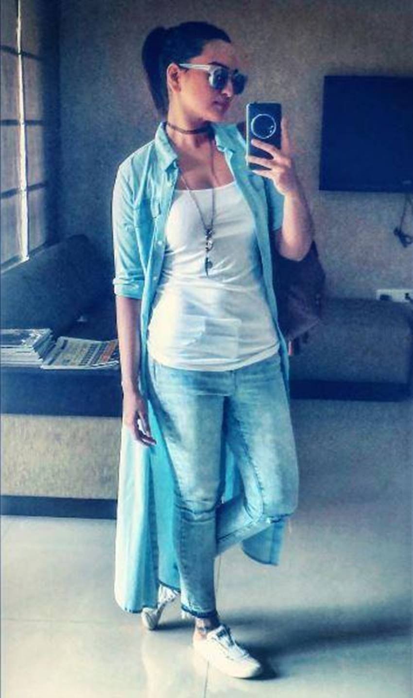 sonakshi sinha, sonakshi sinha selfie, sonakshi sinha selfie photos, sonakshi sinha selfie pics, sonakshi sinha selfie queen, selfie queen Sonakshi Sinha, selfie queen bollywood, bollywood selfie queen, sonakshi sinha movies, sonakshi sinha akira, sonakshi sinha force 2, force 2, akira, sonakisha sinha news in hindi, bollywood news, entertainment news