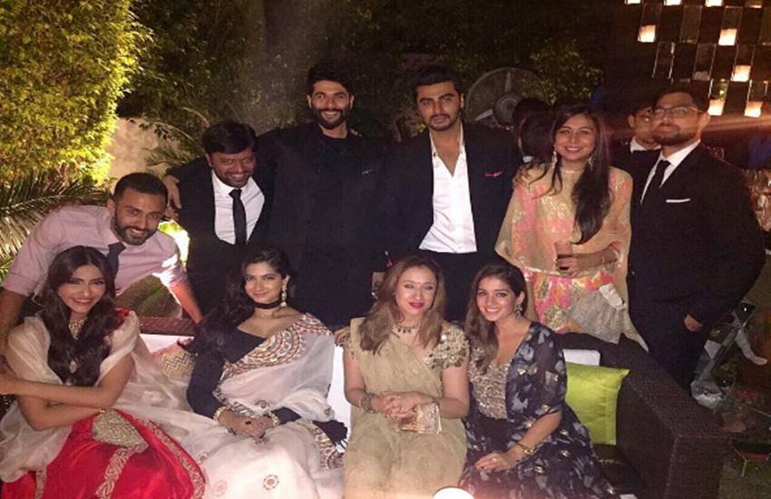 सोनम कपूर का हाथ पकड़े नजर आए आनंद आहुजा, फैमिली फोटो में साथ दिखे दोनों