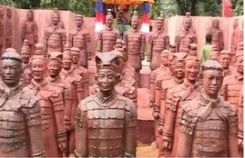 कोलकाता में कालजी की रक्षा में बनाए गए टेरोकोटा के चीनी सैनिक (स्क्रीनशॉट)