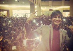 stars diwali, bollywood stars diwali, vivek oberoi, vivek oberoi gifted car, vivek oberoi gift to father, suresh oberoi, vivek oberoi gift, vivek oberoi diwali, bollywood news, entertainment news