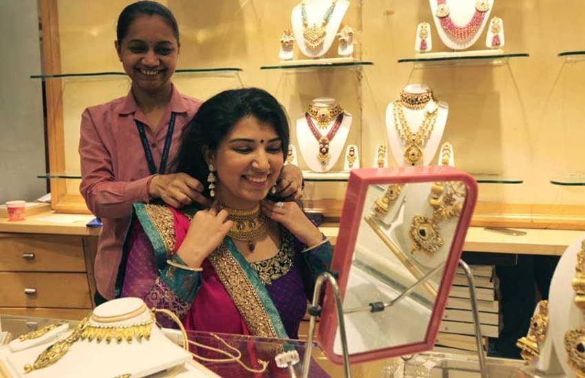 धनतेरस 2016: धातुओं के अलावा इलेक्ट्रॉनिक सामान खरीदना भी एक अच्छा विकल्प है। धनतेरस 2016: धातुओं के अलावा इलेक्ट्रॉनिक सामान खरीदना भी एक अच्छा विकल्प है।