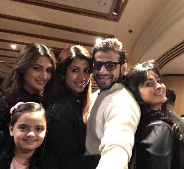 ये हैं मोहब्बतें की टीम इन दिनों ऑस्ट्रेलिया पहुंची हुई है। अपनी ऑन स्क्रीन और ऑफ स्क्रीन वाइफ के साथ करण पटेल।