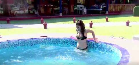 рдмрд┐рдЧ рдмреЙрд╕ рд╕реАрдЬрди 10 рдореЗрдВ рдзреАрд░реЗ рдзреАрд░реЗ рд╣рд░ рддрд░рд╣ рдХрд╛ рдорд╕рд╛рд▓рд╛ рджреЗрдЦрдиреЗ рдХреЛ рдорд┐рд▓ рд░рд╣рд╛ рд╣реИред рдХреБрдЫ рджрд┐рдиреЛрдВ рдкрд╣рд▓реЗ рдЬрд╣рд╛рдВ рд╕реНрд╡рд╛рдореА рдЬреА рдФрд░ рдореЛрдирд╛рд▓реАрд╕рд╛ рдкреВрд▓ рдореЗрдВ рдЙрддрд░реА рдереАред рд╡рд╣реАрдВ рдЗрд╕ рдмрд╛рд░ рд▓реЛрдкрд╛рдореБрджреНрд░рд╛ рдФрд░ рдореЛрдирд╛рд▓реАрд╕рд╛ рдЬрд▓рдкрд░рд┐рдпрд╛рдВ рдмрдирдХрд░ рдкреВрд▓ рдореЗрдВ рдЙрддрд░реАрдВред