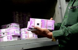 अहमदाबाद: कार से मिली 12.4 लाख रुपए की नकदी, 500 से भी ज्यादा थे 2000 रुपए के नोट