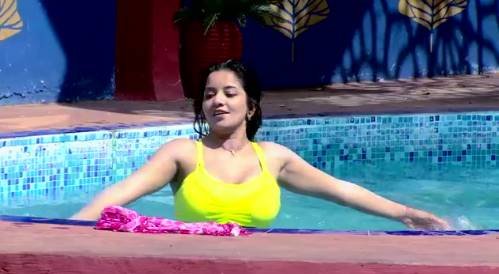 рдореЛрдирд╛рд▓реАрд╕рд╛ рдкрд╛рдиреА рдореЗрдВ рдЭреВрдорддреА рдирдЬрд░ рдЖрдИрдВред