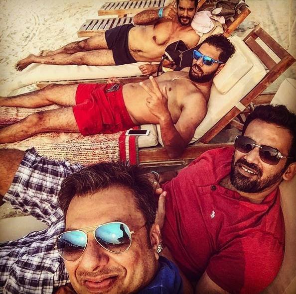 शादी की रस्मों में बिजी होने से पहले युवराज ने अपने बॉय गैंग के साथ बैचलर पार्टी की थी। इसमें उनके साथ क्रिकेटर जहीर खान, एक्टर अंगद बेदी और दूसरे दोस्त मौजूद थे।