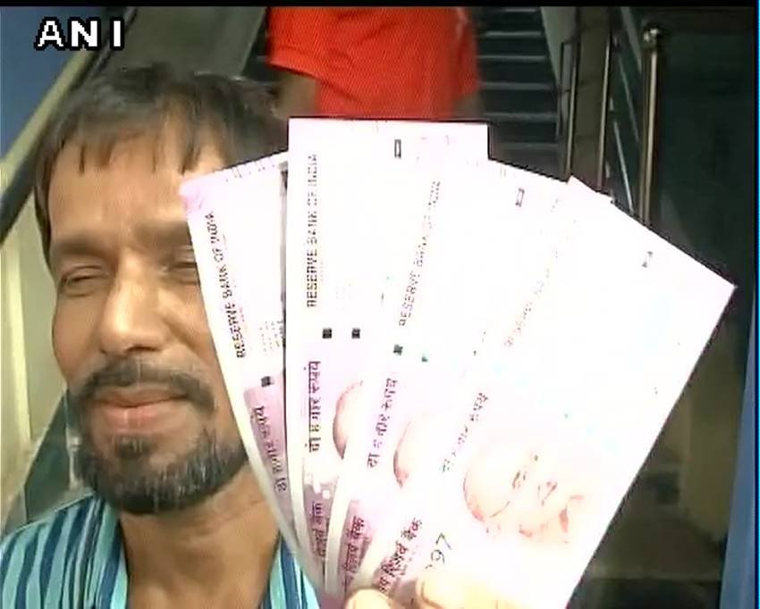 Rs 500 and 1000, 500 1000 Notes, New Notes, 500 Note, 1000 Note, 100 Note, Exchange Notes, ATM, Note Ban, RBI, Narendra Modi, Reserve Banl of India, Petrol Pump, Railway Counters, Medical shops, Jewellery, Selfie, 2000 Note, Currency Notes, Business, India, Jansatta