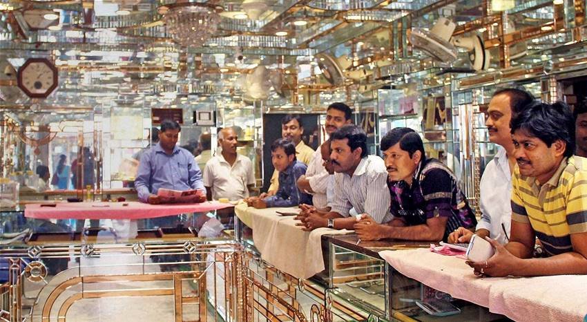 Rs 500 and 1000, 500 1000 Notes, New Notes, 500 Note, 1000 Note, 100 Note, Exchange Notes, ATM, Note Ban, RBI, Narendra Modi, Reserve Banl of India, Petrol Pump, Railway Counters, Medical shops, Jewellery, Selfie, 2000 Note, Currency Notes, Business, India, Jansatta