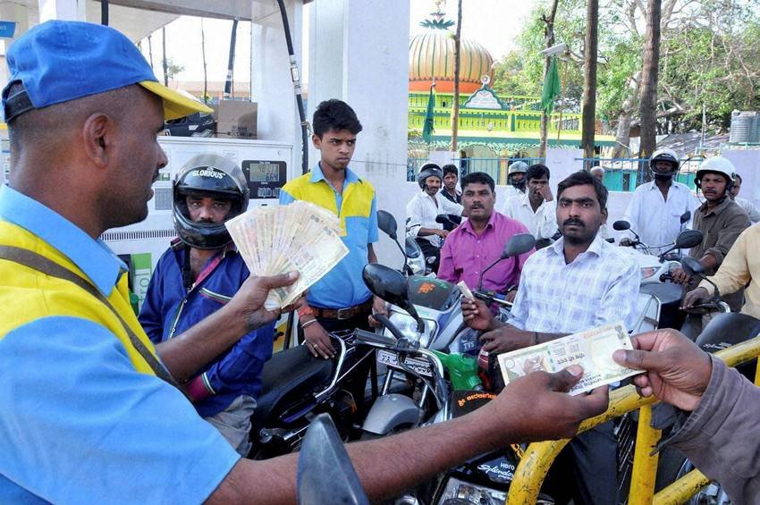 Rs 500 and 1000, 500 1000 Notes, New Notes, 500 Note, 1000 Note, 100 Note, Exchange Notes, ATM, Note Ban, RBI, Narendra Modi, Reserve Banl of India, Petrol Pump, Railway Counters, Medical shops, Jewellery, Selfie, 2000 Note, Currency Notes, Business, India, Jansatta