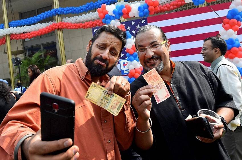 Rs 500 and 1000, 500 1000 Notes, New Notes, 500 Note, 1000 Note, 100 Note, Exchange Notes, ATM, Note Ban, RBI, Narendra Modi, Reserve Banl of India, Petrol Pump, Railway Counters, Medical shops, Jewellery, Selfie, 2000 Note, Currency Notes, Business, India, Jansatta