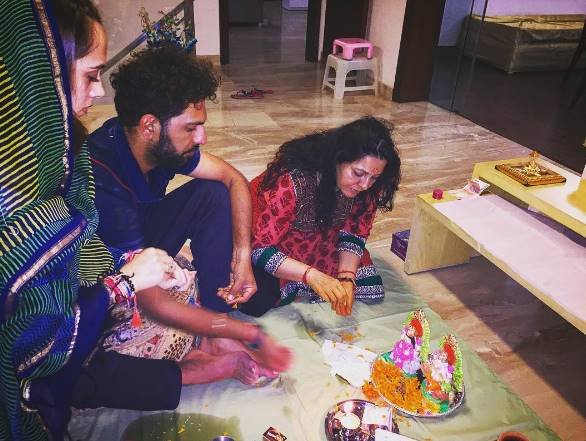 इस साल की दिवाली हेजल ने युवराज की फैमिली के साथ ही मनाई थी।