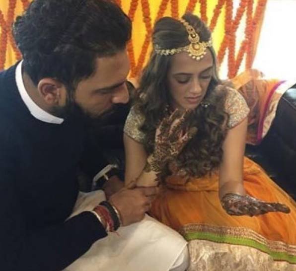 मेहंदी पर हेजल के हाथ की मेहंदी देखते युवराज सिंह।